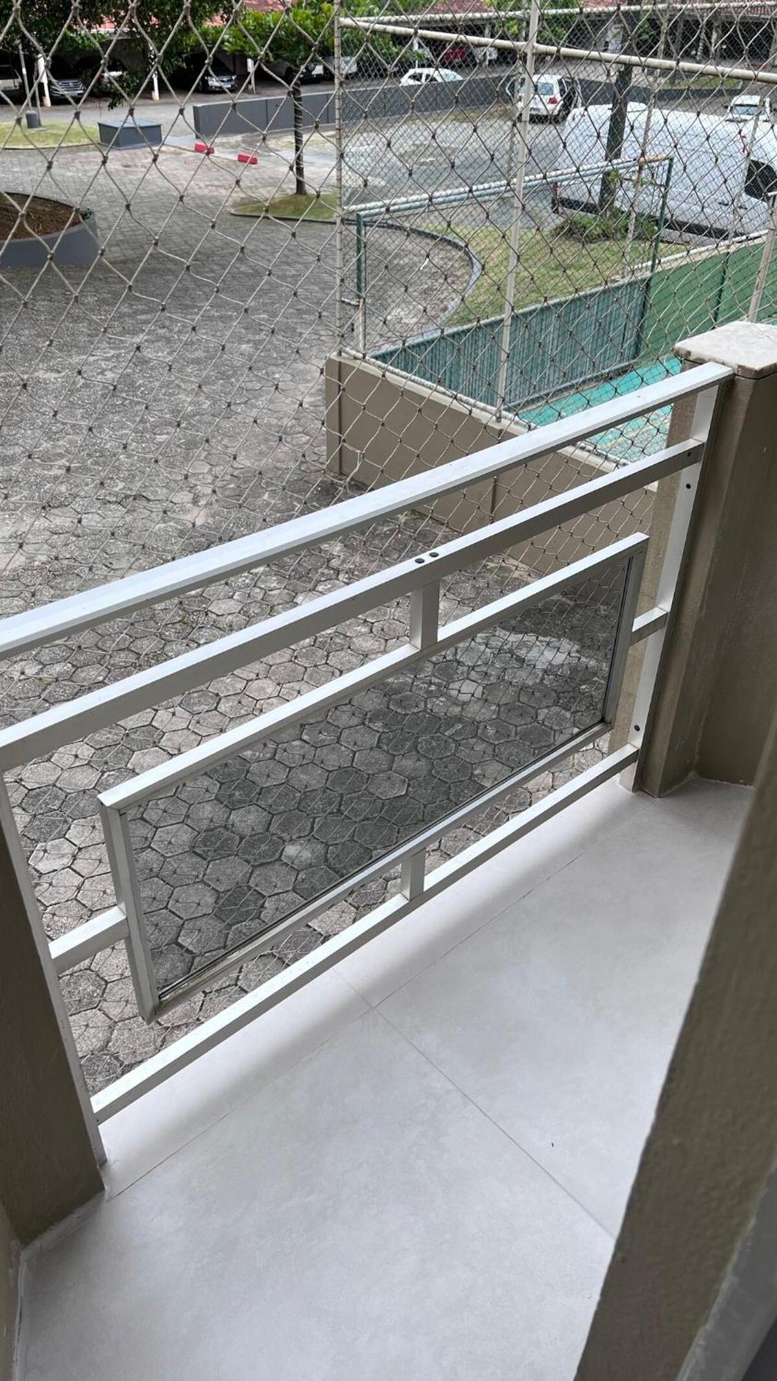 Casais Proximo A Roda Gigante Com Uma Vaga De Garagem *
