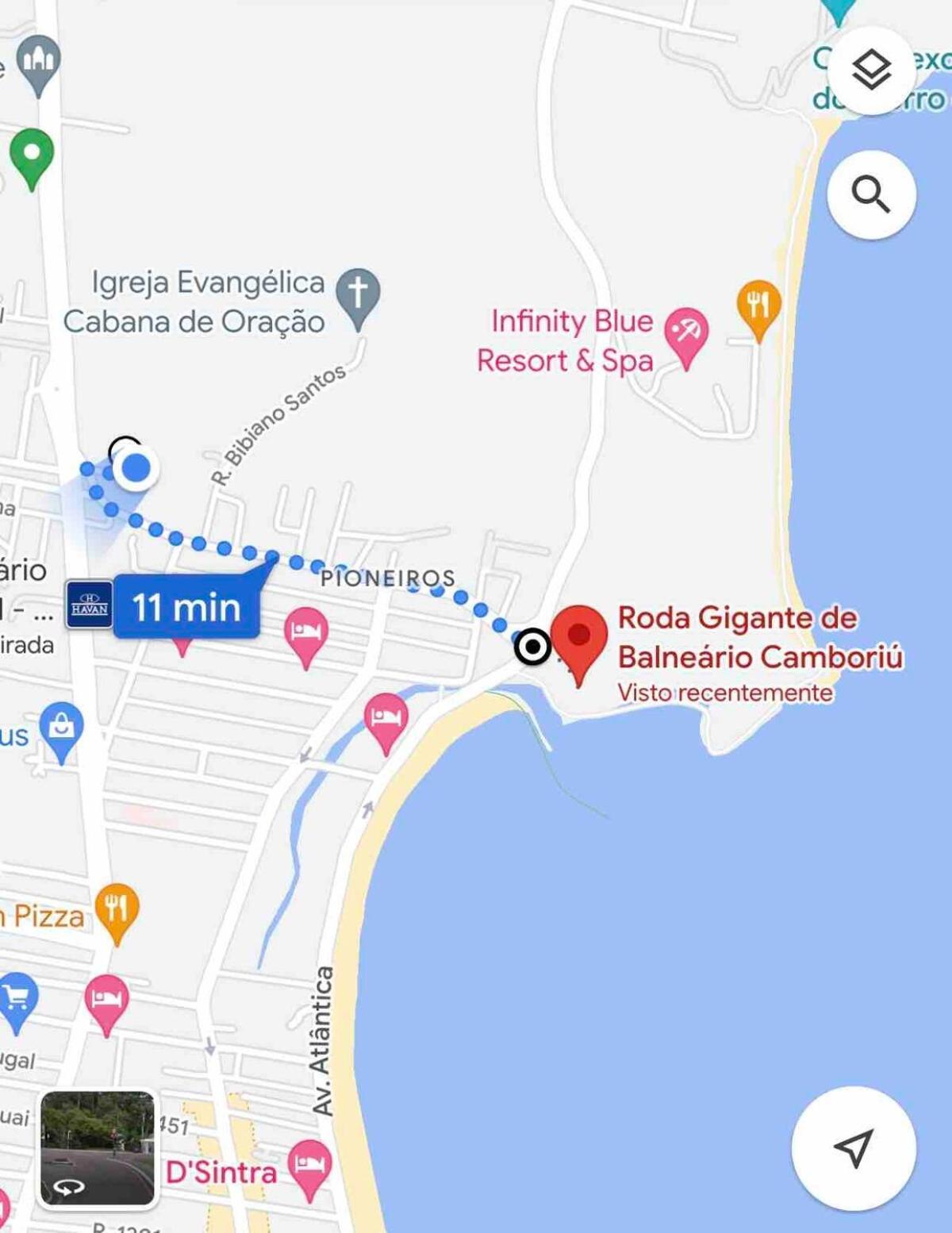 Casais Proximo A Roda Gigante Com Uma Vaga De Garagem *