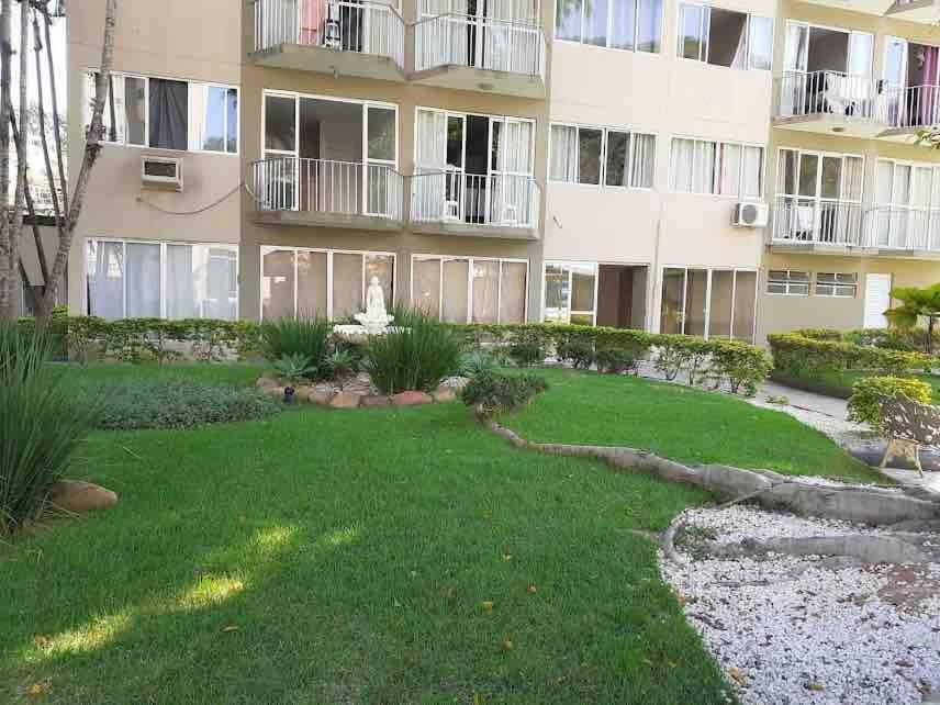 Casais Proximo A Roda Gigante Com Uma Vaga De Garagem *
