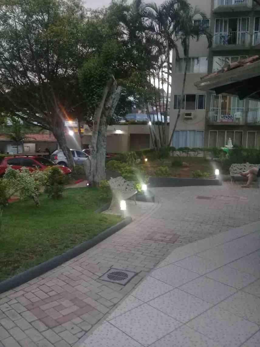 Casais Proximo A Roda Gigante Com Uma Vaga De Garagem Balneario Camboriu